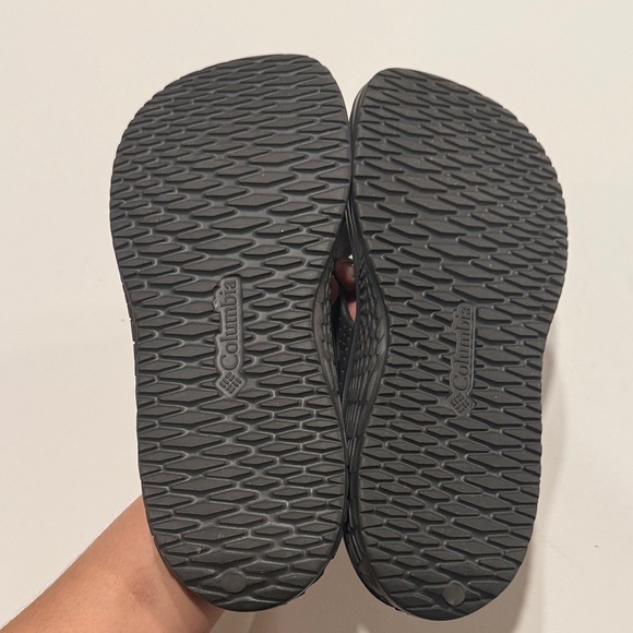 Columbia Men\'s Dark Flip-Flops